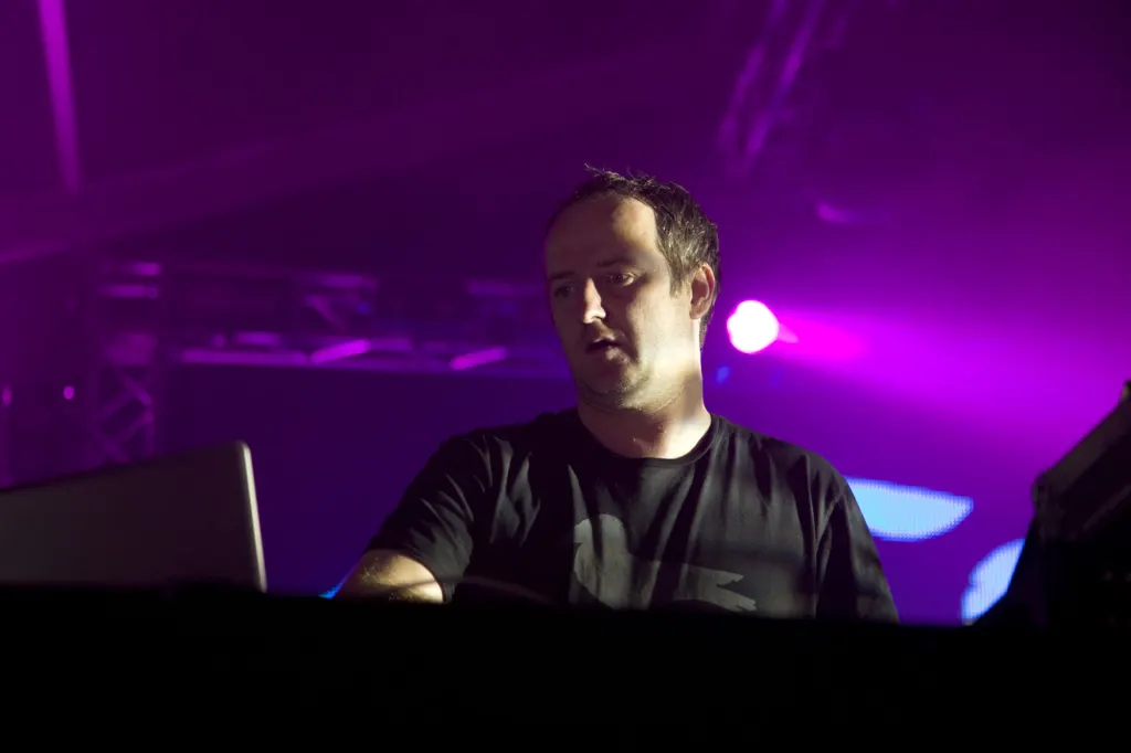 DJ set and crowd at Global Gathering 2009